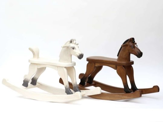 Cheval à bascule en bois massif - blanc, baie Les chevaux avec des différents traitements de surface