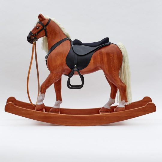 Le grand cheval à Bascule Čenda 53 Alezan Le cheval à Bascule en Bois grand Čenda 53 de couleur alezan est équipé d’un harnais de cuir et d’une selle.
