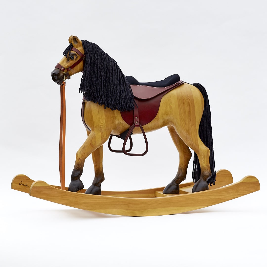 Le grand cheval à bascule en bois de couleur tanné