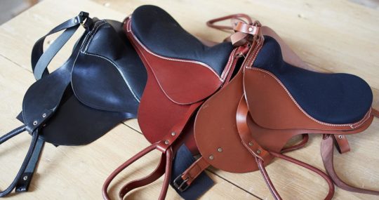 Les noir, rougebrun et brun selles en cuir pour notre chevaux